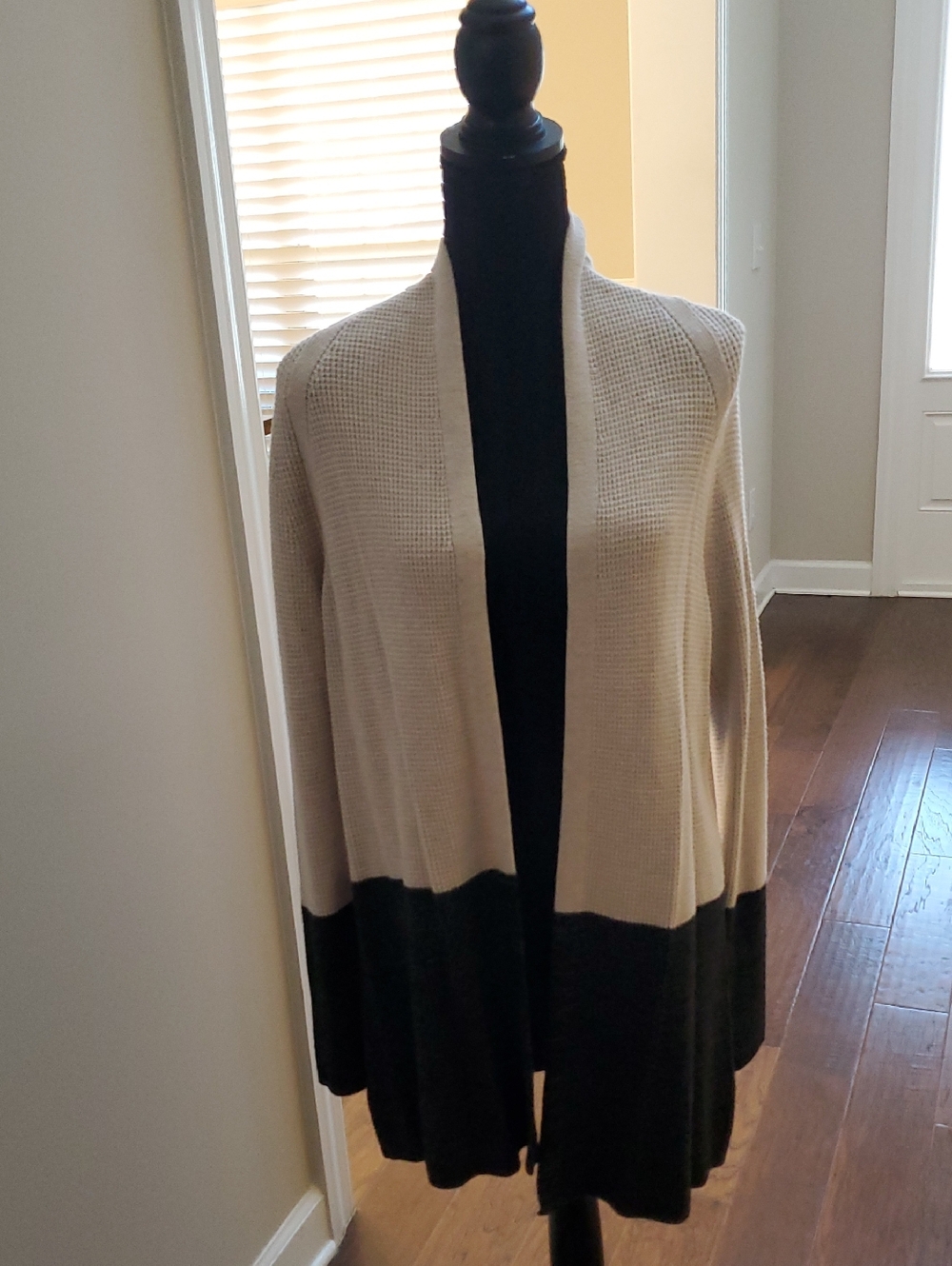 Daisy Fuentes Two-Tone Beige and Black Open-Front Cardigan